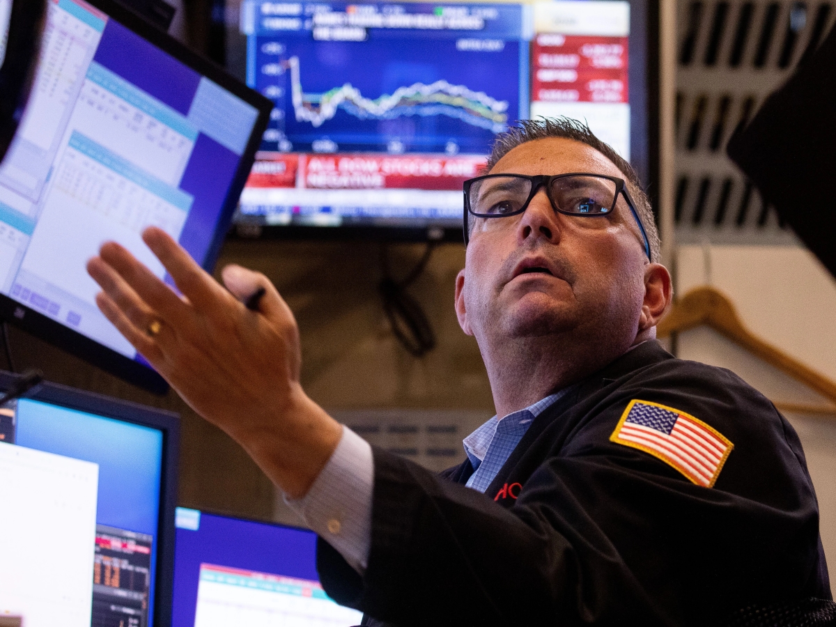 Pro traders cash in Bitcoin bets to trigger first crypto fund outflows since October